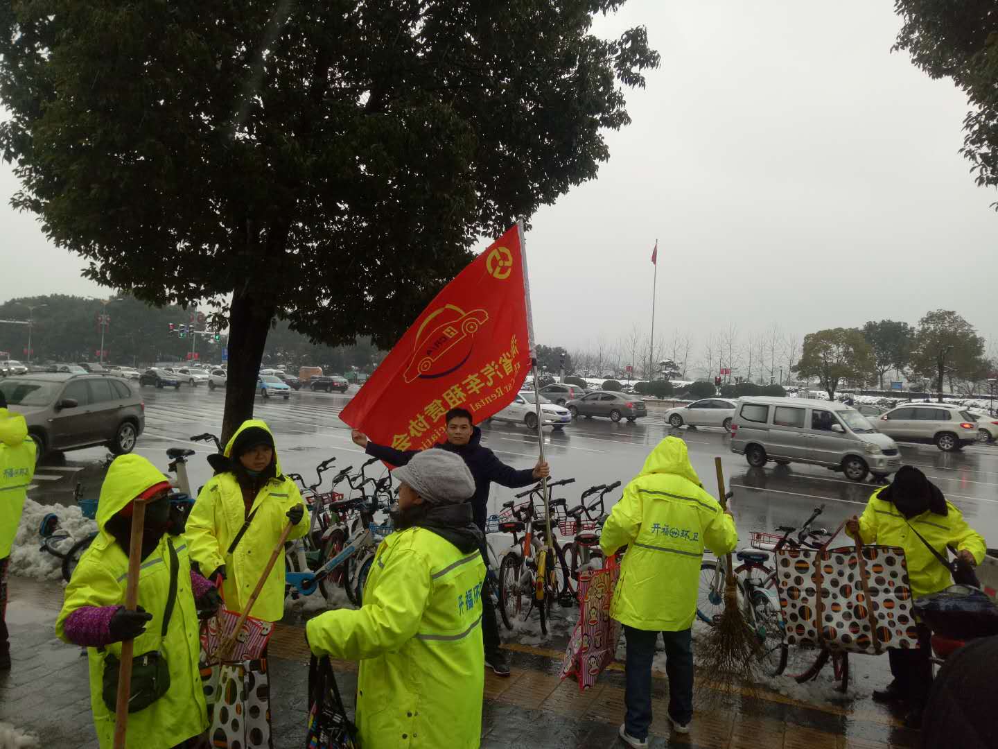 志愿者看望環(huán)衛(wèi)工，一對(duì)環(huán)衛(wèi)夫妻照顧腦積水兒子 29 年