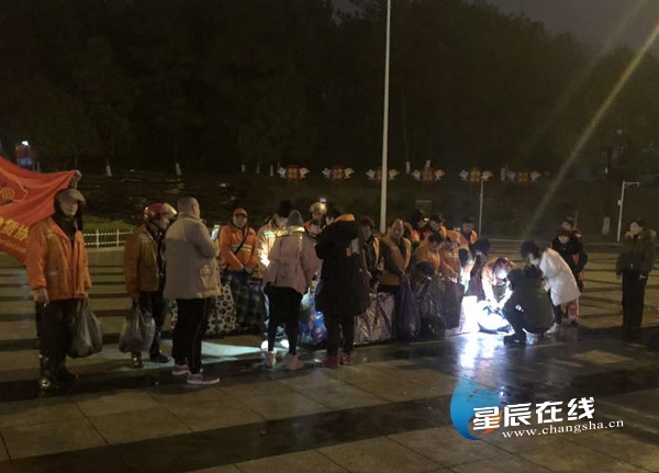 長(zhǎng)沙縣：“橙衣俠”掃雪開路 志愿者冬夜送溫暖